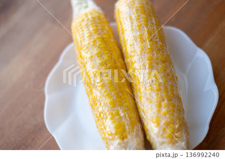 トウモロコシをレンジで温める トウモロコシをレンジで温める 136992240