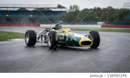 サーキットを走るレーシングカー 136992248