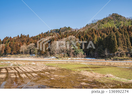 浅春の山里　滋賀県長浜市永原 136992274