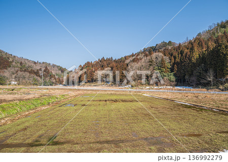 浅春の山里　滋賀県長浜市永原 136992279