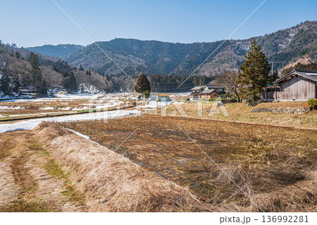 浅春の山里　滋賀県長浜市永原 136992281