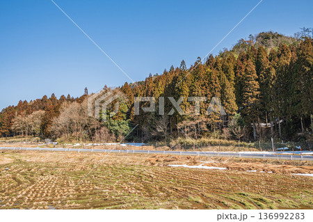 浅春の山里　滋賀県長浜市永原 136992283