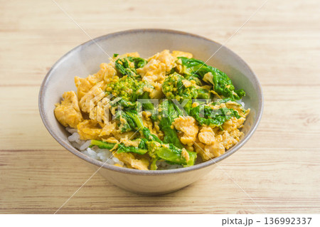 春の味覚　菜の花たまご丼 136992337