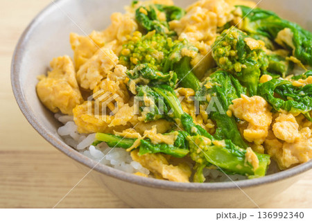 春の味覚　菜の花たまご丼 136992340