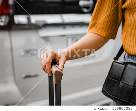 旅行者のスーツケースと車 ■撮影協力：関西国際空港（KIX） 136993053