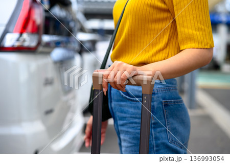 女性がスーツケースを引く ■撮影協力:関西国際空港(KIX) 女性がスーツケースを引く ■撮影協力:関西国際空港(KIX) 136993054