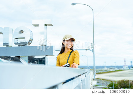 空港でカメラを持つ女性 ■撮影協力:関西国際空港(KIX) 空港でカメラを持つ女性 ■撮影協力:関西国際空港(KIX) 136993059