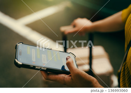 移動中のスマホ操作 ■撮影協力:関西国際空港(KIX) 移動中のスマホ操作 ■撮影協力:関西国際空港(KIX) 136993060