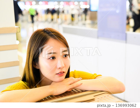 空港で待つ女性 ■撮影協力:関西国際空港(KIX) 空港で待つ女性 ■撮影協力:関西国際空港(KIX) 136993062