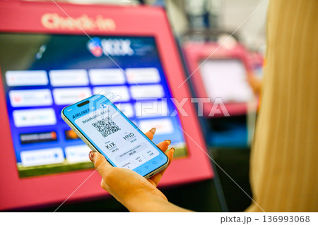 スマホで搭乗券提示 ■撮影協力:関西国際空港(KIX) スマホで搭乗券提示 ■撮影協力:関西国際空港(KIX) 136993068
