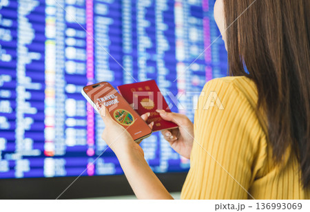 スマホとパスポート確認 ■撮影協力:関西国際空港(KIX) スマホとパスポート確認 ■撮影協力:関西国際空港(KIX) 136993069