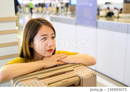 空港でスーツケースと女性 ■撮影協力：関西国際空港（KIX） 136993073