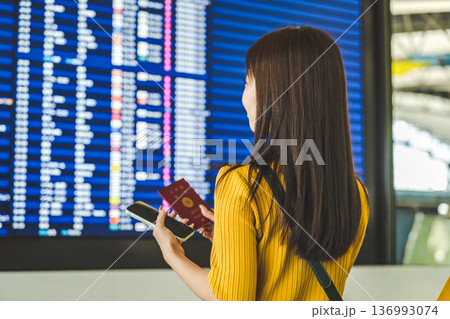 空港でフライト確認する女性 ■撮影協力：関西国際空港（KIX） 136993074