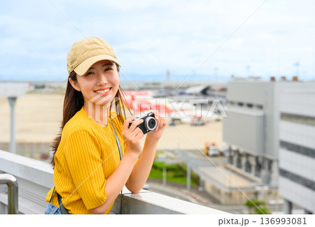 空港でカメラを持つ女性 ■撮影協力：関西国際空港（KIX） 136993081
