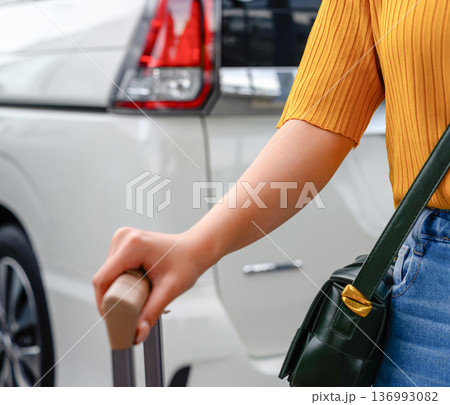 女性が車のドアを開ける ■撮影協力：関西国際空港（KIX） 136993082