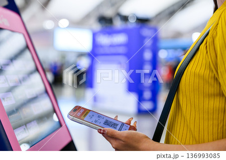 空港でスマホ提示しチェックイン ■撮影協力:関西国際空港(KIX) 空港でスマホ提示しチェックイン ■撮影協力:関西国際空港(KIX) 136993085