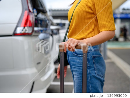 旅行者のスーツケースと車 ■撮影協力:関西国際空港(KIX) 旅行者のスーツケースと車 ■撮影協力:関西国際空港(KIX) 136993090