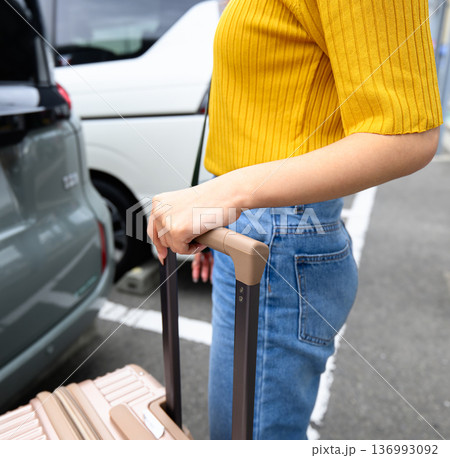 旅行の旅行準備万端で車で車へ荷物移動する title: 旅行の荷物を車に積む 旅行の旅行準備万端で車で車へ荷物移動する title: 旅行の荷物を車に積む 136993092