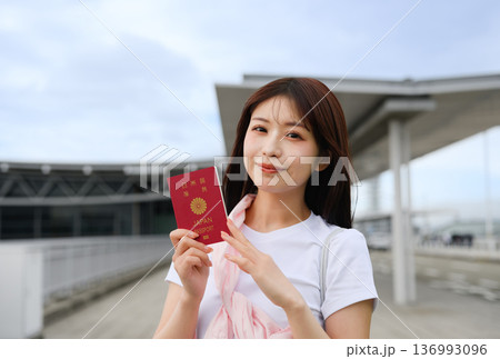 女性がパスポートを提示 ■撮影協力：関西国際空港（KIX） 136993096