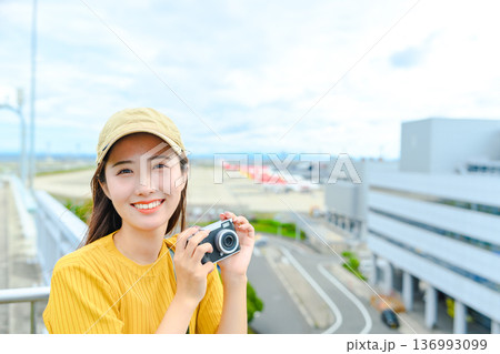 空港でカメラを持つ女性 ■撮影協力：関西国際空港（KIX） 136993099