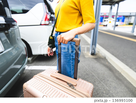 空港で荷物を運ぶ女性 ■撮影協力:関西国際空港(KIX) 空港で荷物を運ぶ女性 ■撮影協力:関西国際空港(KIX) 136993100