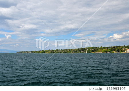 レマン湖上から望むジュネーブの湖岸風景 2022年8月15日撮影 レマン湖上から望むジュネーブの湖岸風景 2022年8月15日撮影 136993105