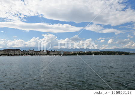 レマン湖上から望むジュネーブの湖岸風景 2022年8月15日撮影 レマン湖上から望むジュネーブの湖岸風景 2022年8月15日撮影 136993118