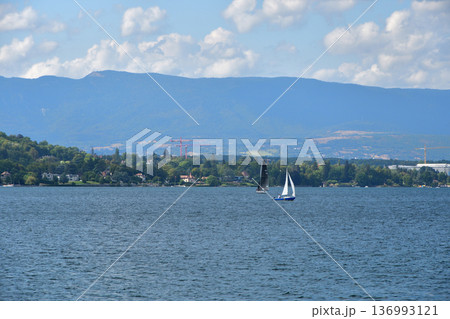 レマン湖上から望むジュネーブの湖岸風景　2022年8月15日撮影 136993121