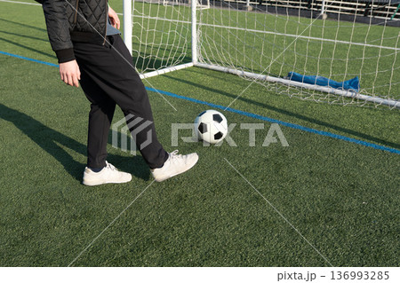 サッカーボールを蹴る男性 サッカーボールを蹴る男性 136993285