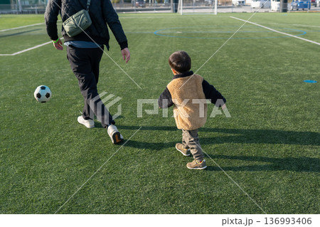 サッカーをする子供と父親 サッカーをする子供と父親 136993406