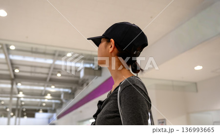 空港で上を見上げる女性 ■撮影協力:関西国際空港(KIX) 空港で上を見上げる女性 ■撮影協力:関西国際空港(KIX) 136993665