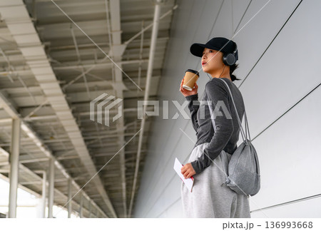 空港でコーヒーを飲む女性 ■撮影協力:関西国際空港(KIX) 空港でコーヒーを飲む女性 ■撮影協力:関西国際空港(KIX) 136993668