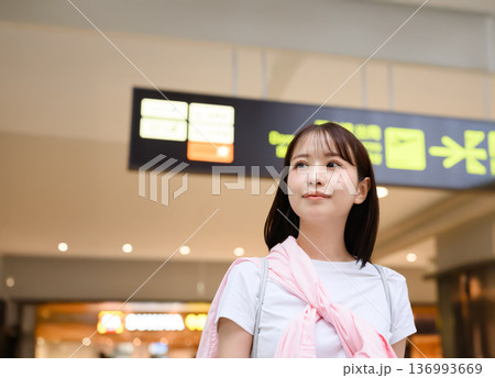 空港で案内表示を見上げる女性 ■撮影協力：関西国際空港（KIX） 136993669