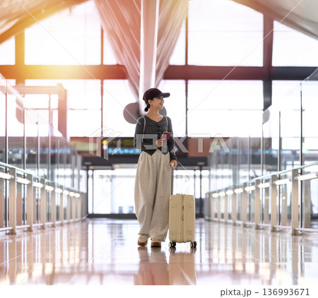 空港で一人旅立つ女性 ■撮影協力:関西国際空港(KIX) 空港で一人旅立つ女性 ■撮影協力:関西国際空港(KIX) 136993671