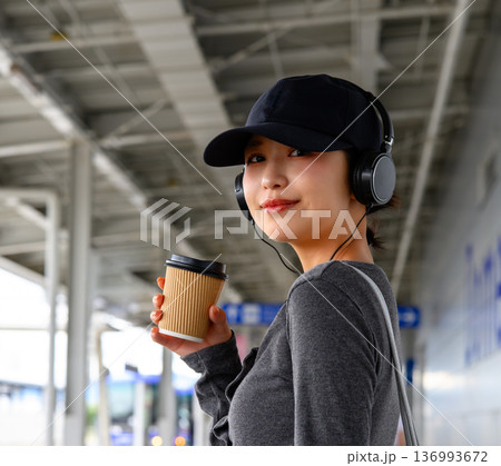 帽子とヘッドホンで音楽 ■撮影協力:関西国際空港(KIX) ■撮影協力:関西国際空港(KIX) 帽子とヘッドホンで音楽 ■撮影協力:関西国際空港(KIX) ■撮影協力:関西国際空港(KIX) 136993672