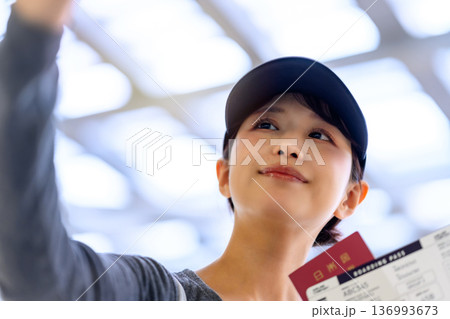 空港で搭乗券を持つ女性 ■撮影協力：関西国際空港（KIX） 136993673