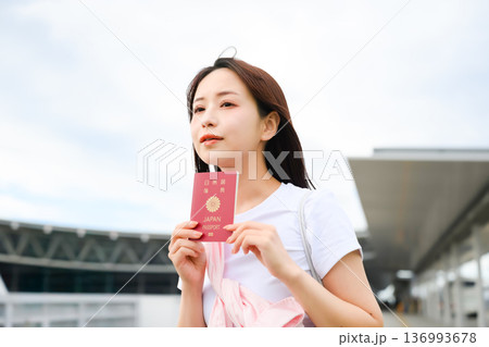 女性がパスポートを所持 ■撮影協力：関西国際空港（KIX） 136993678