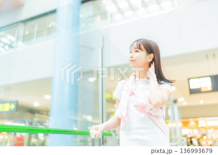 空港で旅立つ女性 ■撮影協力：関西国際空港（KIX） 136993679