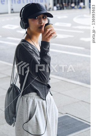 空港で休憩する女性 ■撮影協力：関西国際空港（KIX） 136993683