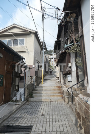 石段が続く坂の路地と古い町並みの風景 石段が続く坂の路地と古い町並みの風景 136993704