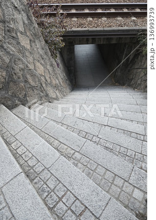 石造りの階段とトンネル構図の路地風景 石造りの階段とトンネル構図の路地風景 136993739