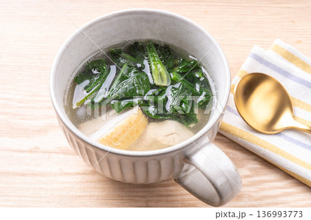 鶏とほうれん草のスープ 鶏とほうれん草のスープ 136993773