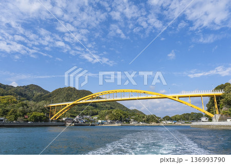 高根島と生口島を繋ぐ黄色の高根大橋 136993790
