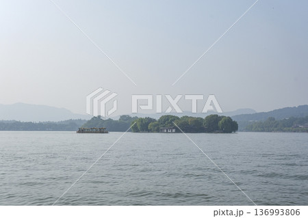 世界遺産である西湖を巡る遊覧船から見る景色 136993806