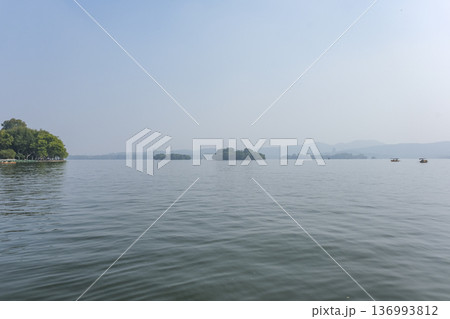 世界遺産である西湖を巡る遊覧船から見る景色 136993812