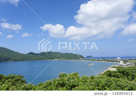 日本三大トンボロの一つである甑島のトンボロ地形 日本三大トンボロの一つである甑島のトンボロ地形 136993813