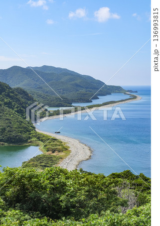 長い砂州が続く甑島の名所の一つである長目の浜 長い砂州が続く甑島の名所の一つである長目の浜 136993815