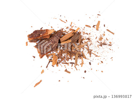 Broken ceylon cinnamon isolated, cinnamomum verum bark pieces 136993817