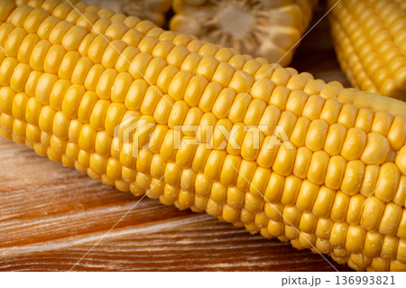 Sweet corn ears closeup. Fresh maize cob macro texture, autumn sweetcorn, corncob close up 136993821