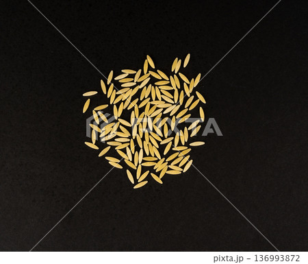 Raw orzo pasta, risoni or kritharaki pile Raw orzo pasta, risoni or kritharaki pile 136993872